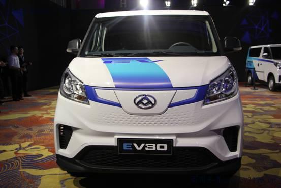 国内首款纯电动架构车型上汽大通EV30上市！12.69万元起 最高续航400千米还支持C2B定制