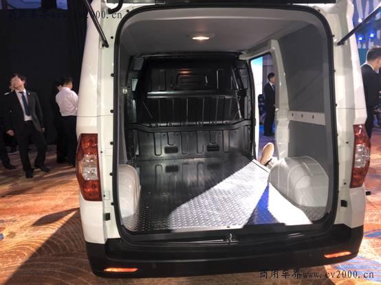 国内首款纯电动架构车型上汽大通EV30上市！12.69万元起 最高续航400千米还支持C2B定制