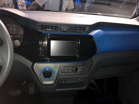 国内首款纯电动架构车型上汽大通EV30上市!12.69万元起 最高续航400千米还支持C2B定制