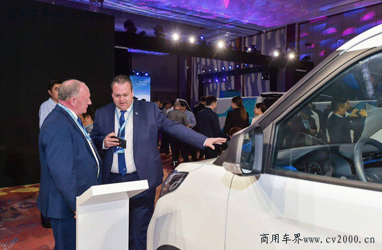 国内首款纯电动架构车型上汽大通EV30上市！12.69万元起 最高续航400千米还支持C2B定制
