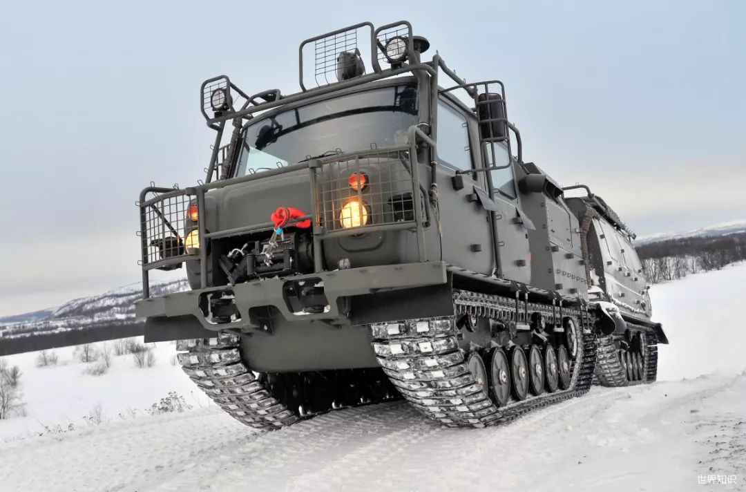 机械化步兵部队正在测试新接收的gaz-3344-20式两栖履带式全地形战车