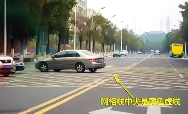 绿灯掉头也要扣分？老司机：别乱来，这么既安全又不会被罚