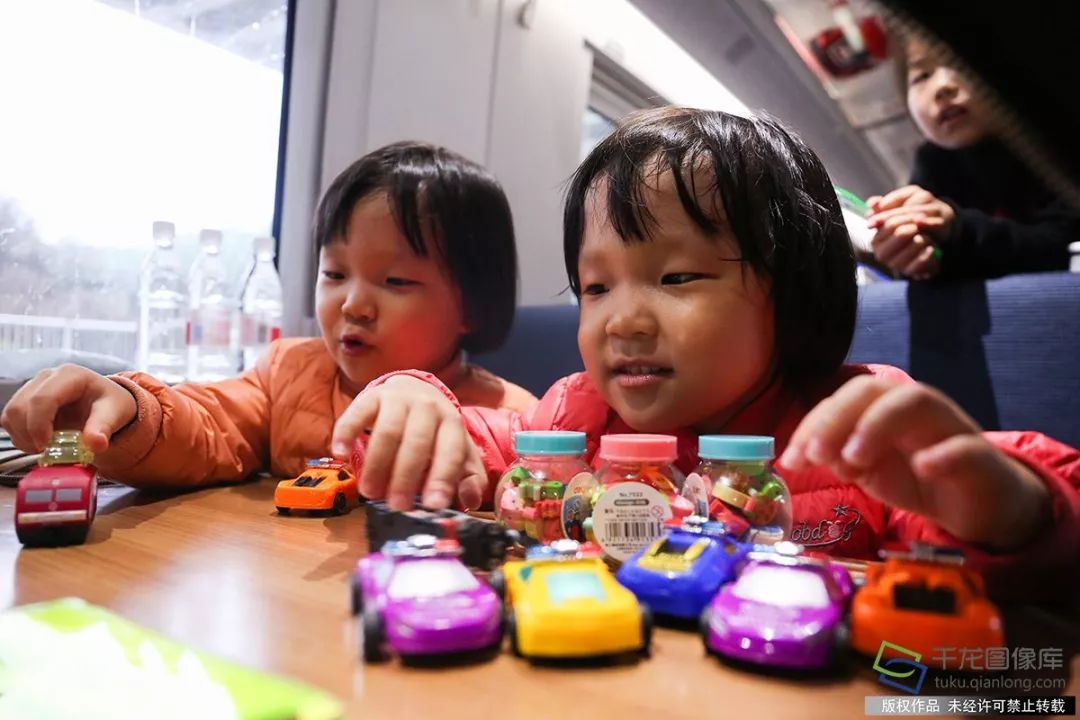 最美高铁列车餐车“兼职”儿童乐园，再也不怕娃没得玩了