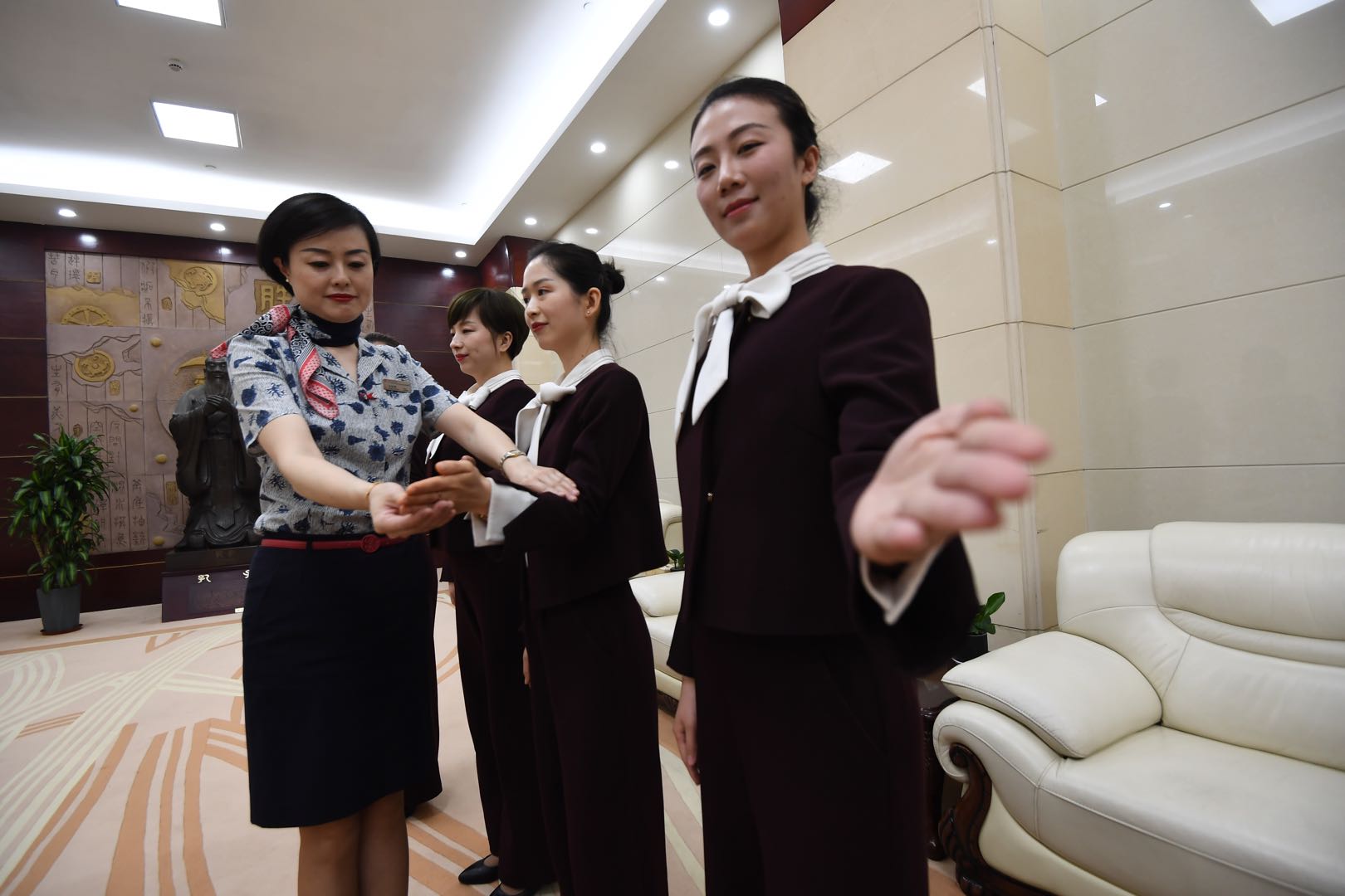 空地女神互动，东航空姐为济南火车站员工培训礼仪