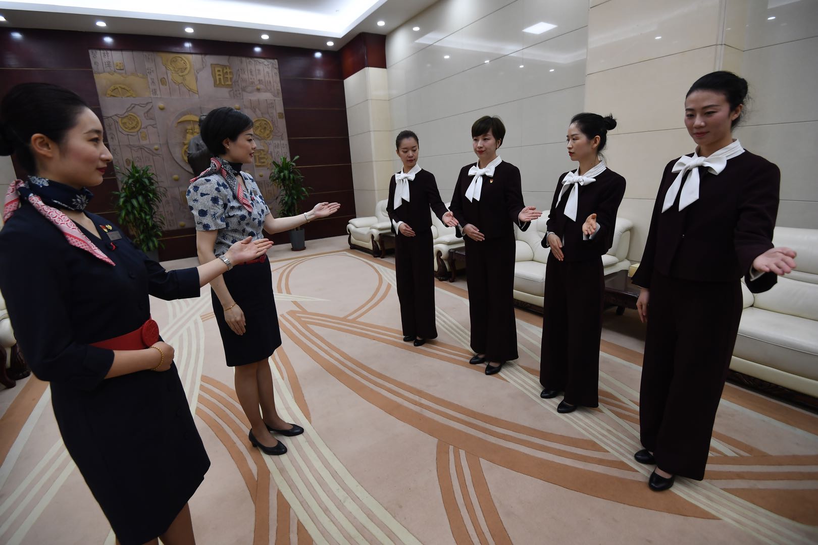 空地女神互动，东航空姐为济南火车站员工培训礼仪