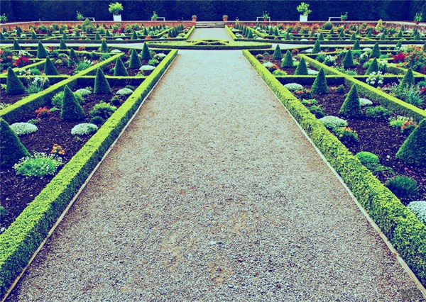 人生苦短，何必自寻烦恼，折磨自已，往后余生，快乐至上