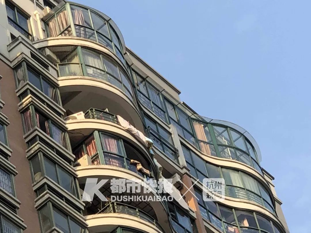 心碎！杭州一名4岁不到男孩不慎从19楼坠落……家中阳台没有安装保护设施