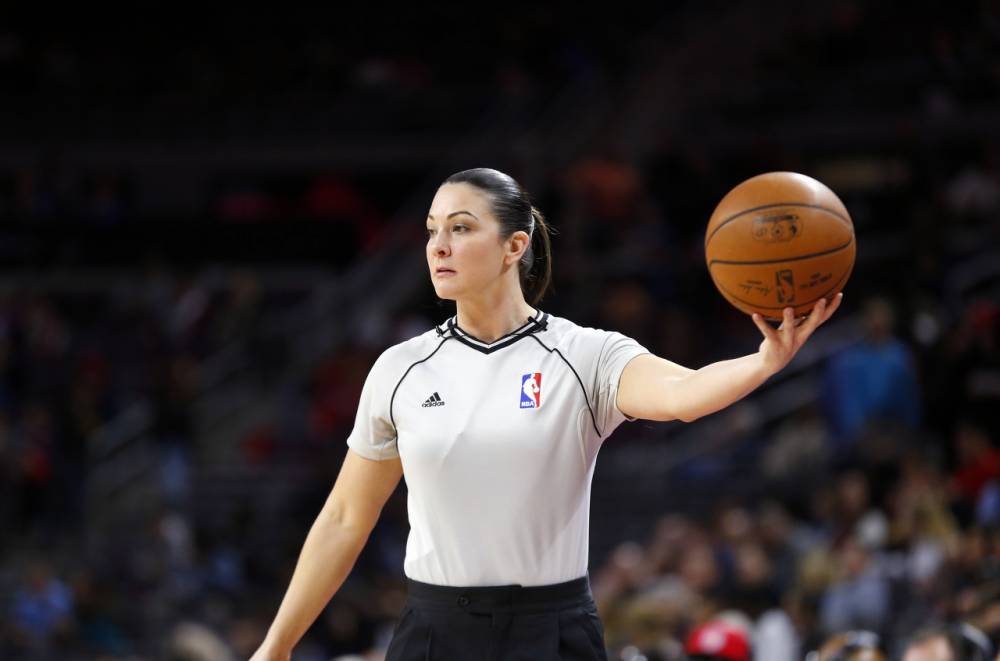 nba女裁判为什么叫轩然(今日图集：NBA著名女裁轩然的赛场英姿)