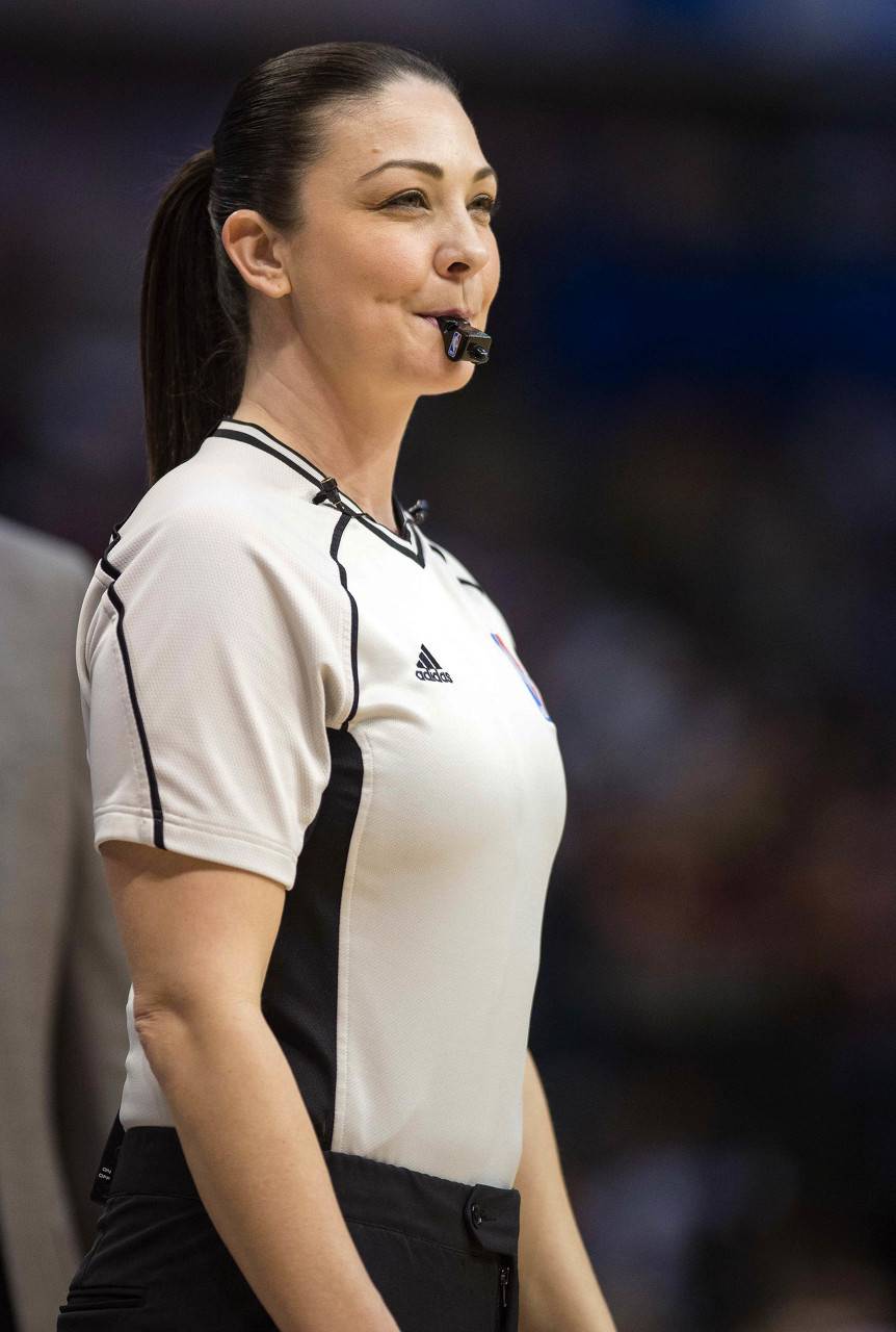 nba女裁判为什么叫轩然(今日图集：NBA著名女裁轩然的赛场英姿)