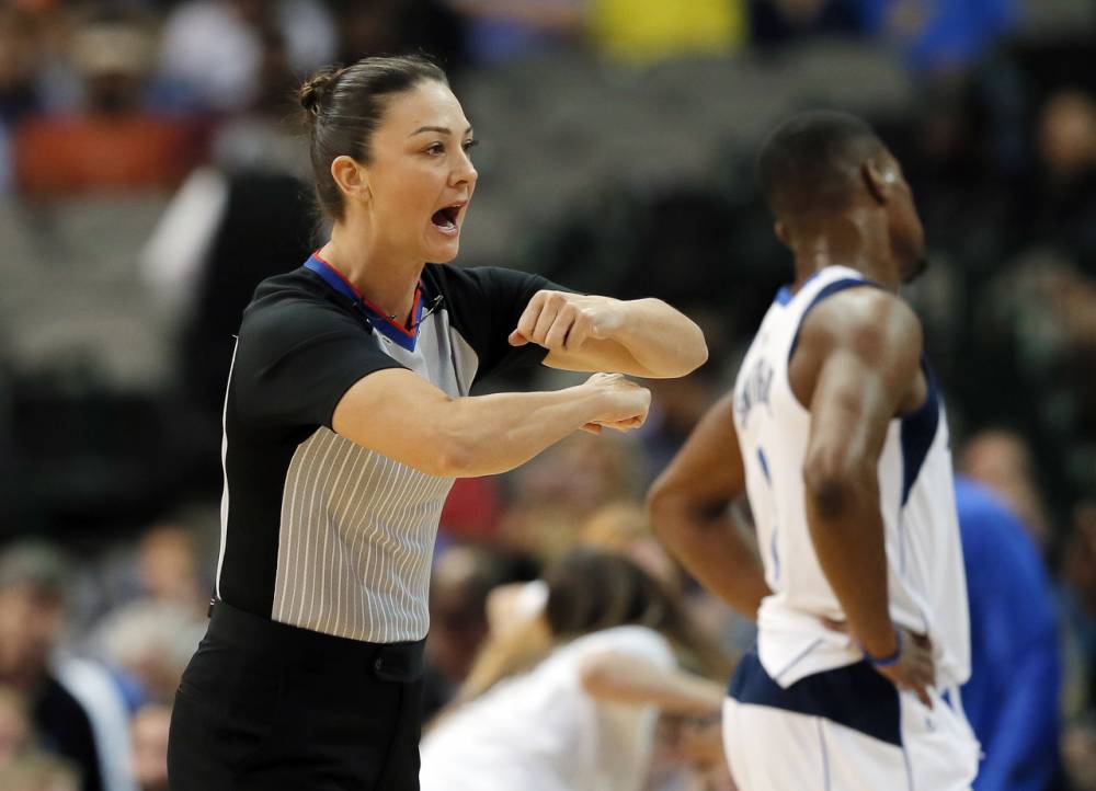 nba女裁判为什么叫轩然(今日图集：NBA著名女裁轩然的赛场英姿)