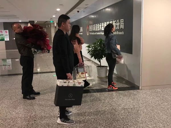 奇耻大辱！女硕士坐引擎盖哭诉维权，全网声援！奔驰终于道歉，最新协商进展来了，结果却……