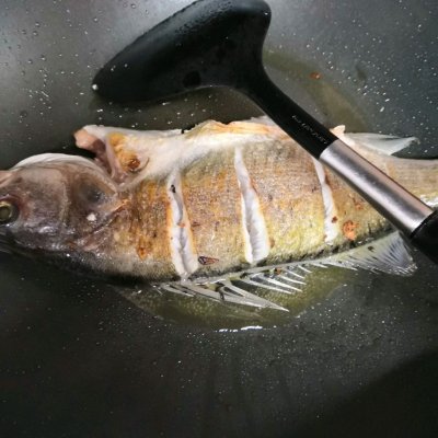 紅燒海鱸魚的做法,紅燒海鱸魚的做法和步驟
