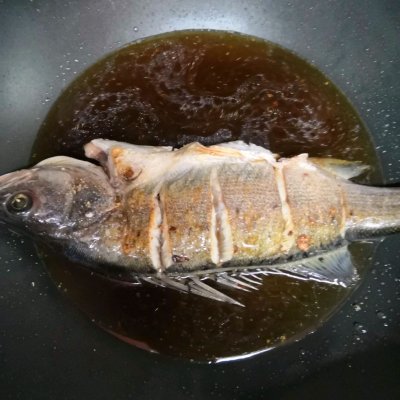 红烧海鲈鱼的做法,红烧海鲈鱼的做法和步骤