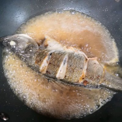 红烧海鲈鱼的做法,红烧海鲈鱼的做法和步骤