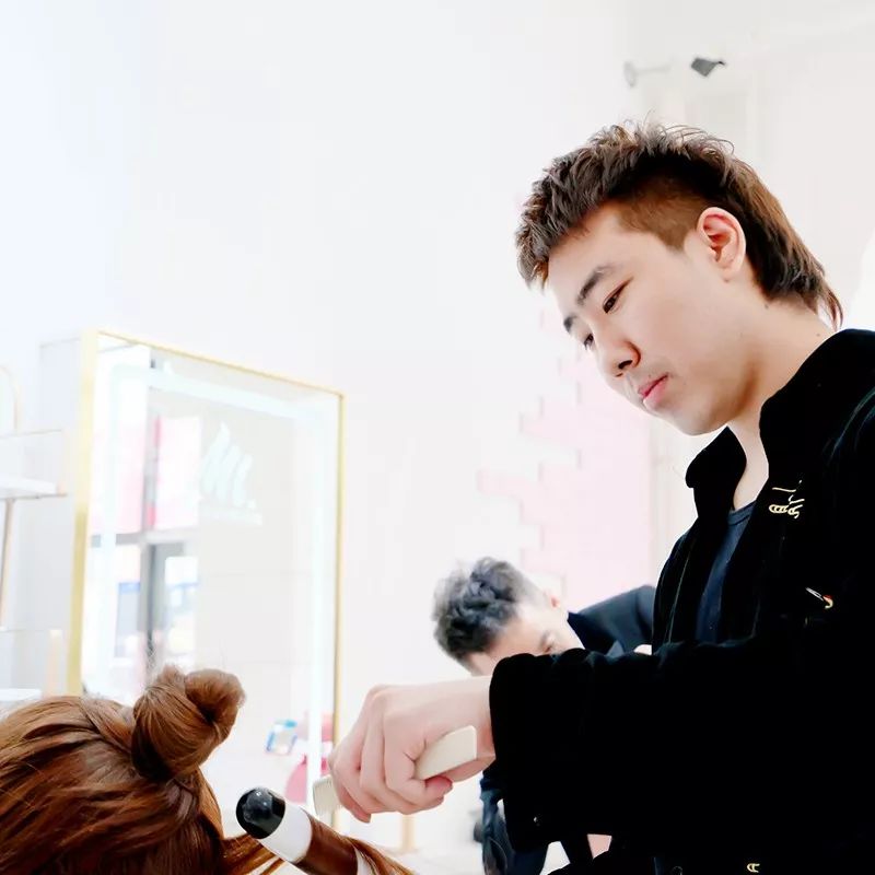 免费理发！免费染发！这家新开美发会所，即将成为网红打卡新地标！