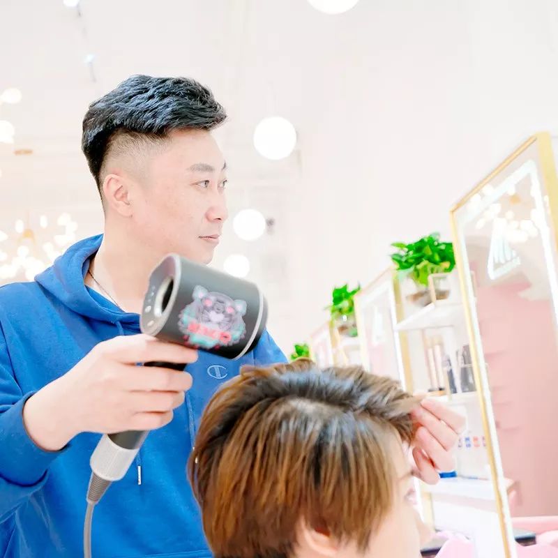 免费理发！免费染发！这家新开美发会所，即将成为网红打卡新地标！