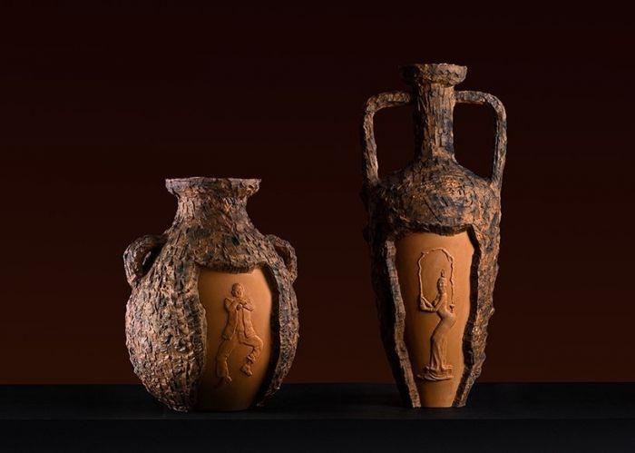 他用陶瓷花瓶描绘“流行垃圾”文化