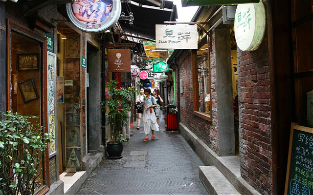 文|王太生小旅馆是供旅人夜晚歇脚的一个驿站,就像一只扑楞的鸟,暂歇