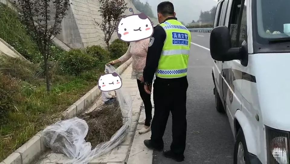 注意了！在公路上晒粮食，小心摊上事