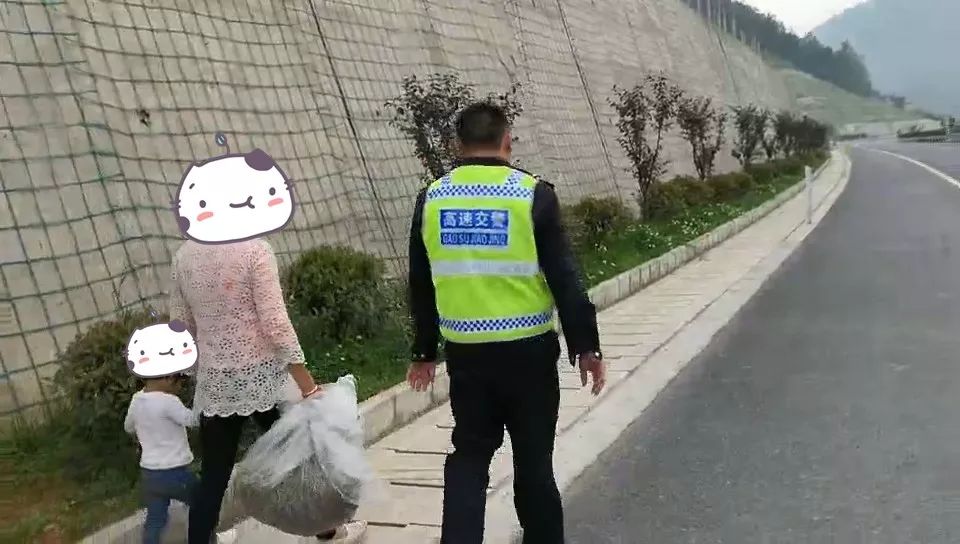 注意了！在公路上晒粮食，小心摊上事