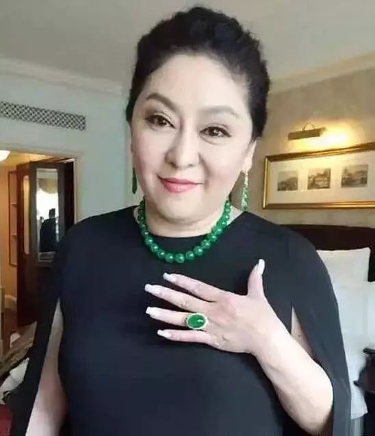 富婆最爱的不是小鲜肉,而是它!亿元翡翠的玩法了解一下?