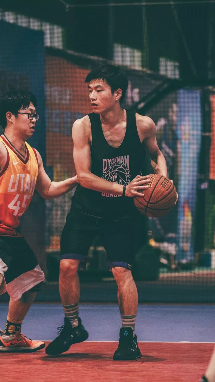 为什么有的nba球衣是aj(听说鞋头穿AJ，必须要和主队球衣一个色系)