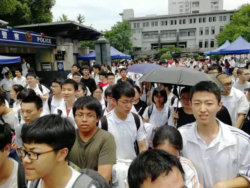 高考第一天！考场外发生了这几幕