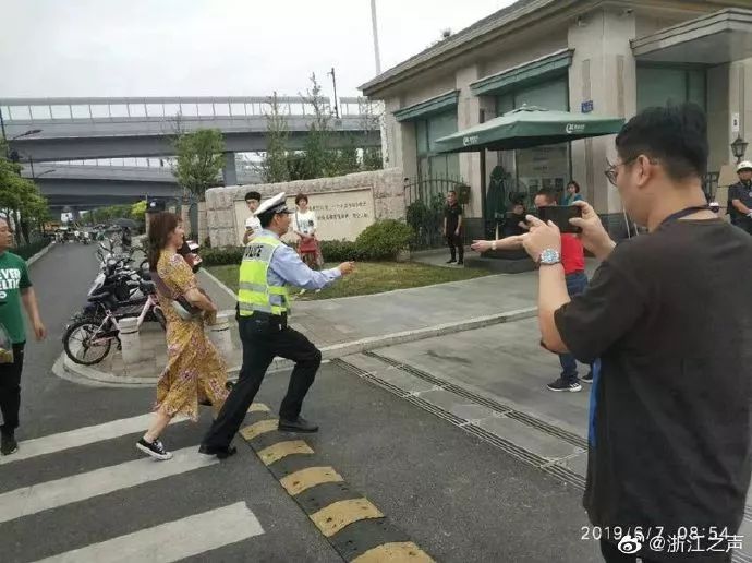 高考第一天！考场外发生了这几幕