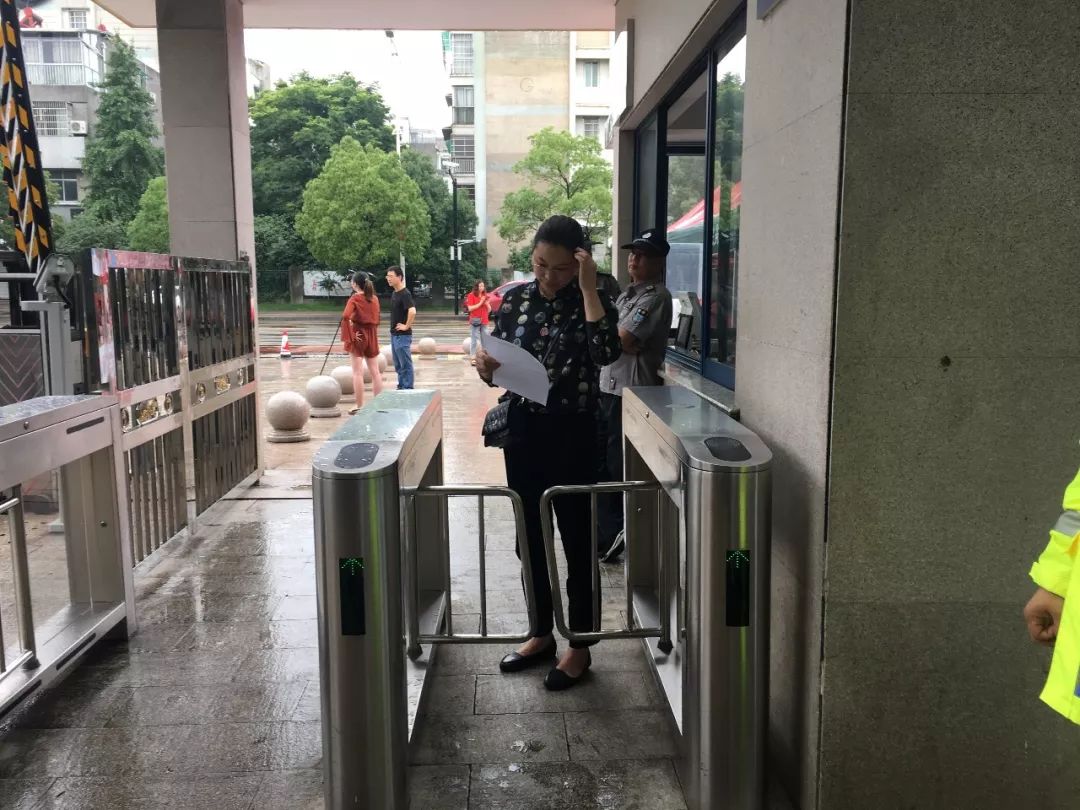 高考第一天！考场外发生了这几幕