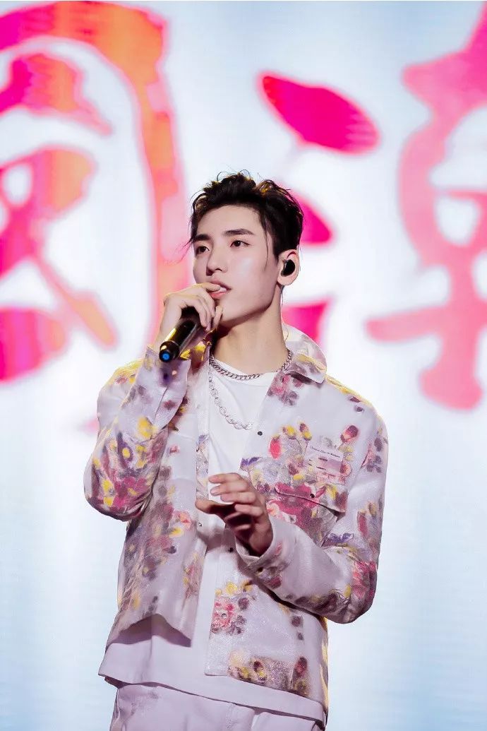 去王子異oner孟子坤背景探班 他們竟然說 天天看點