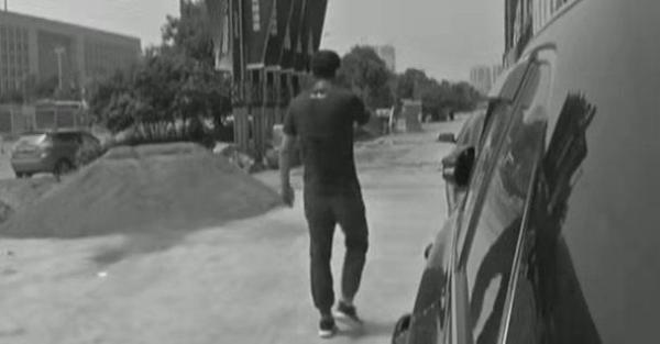 女孩接到男友电话，帮了一个小忙后，没想到直接被抓起来了
