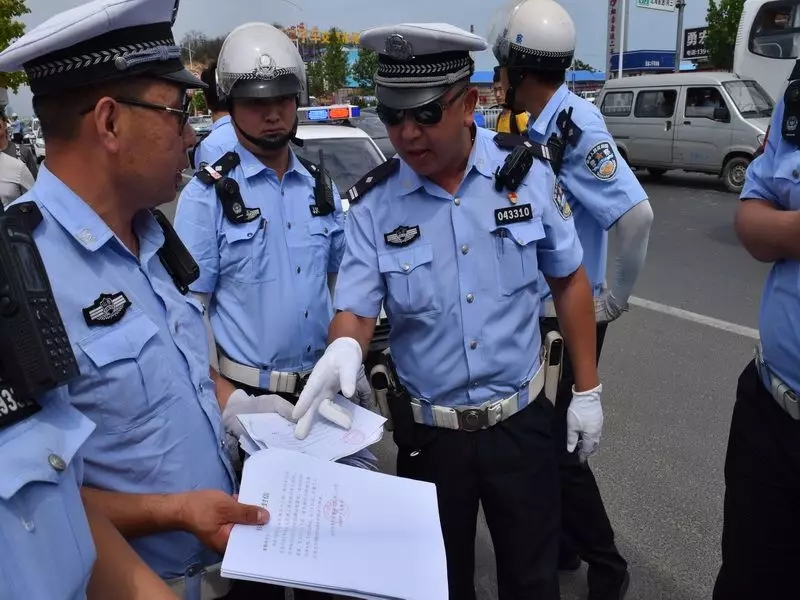 烟台交警重拳出击严打幸福南路二手车市场违停乱象