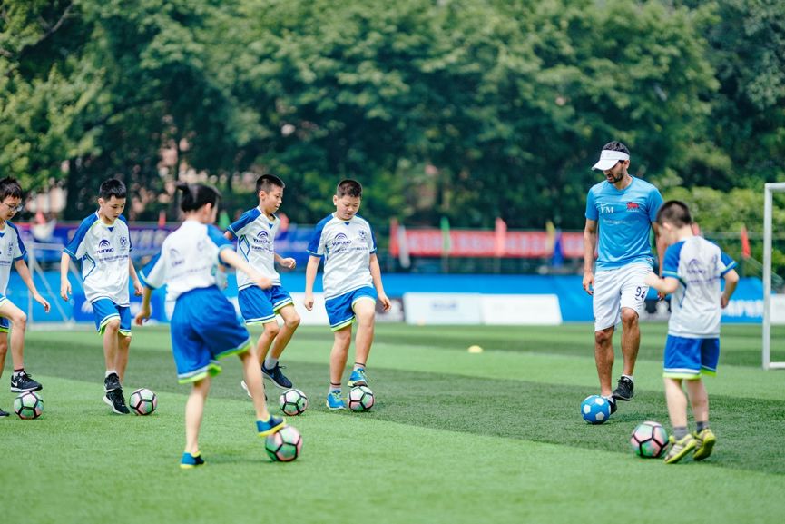 这场足球赛太什么了（名校与足球，学霸与孩子，宇通赞助的这场世界名校足球赛真的很美好 - 公司汇）