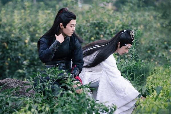 肖战《天天向上》造型圈粉,连体工装裤潮流时髦,笑容治愈接地气