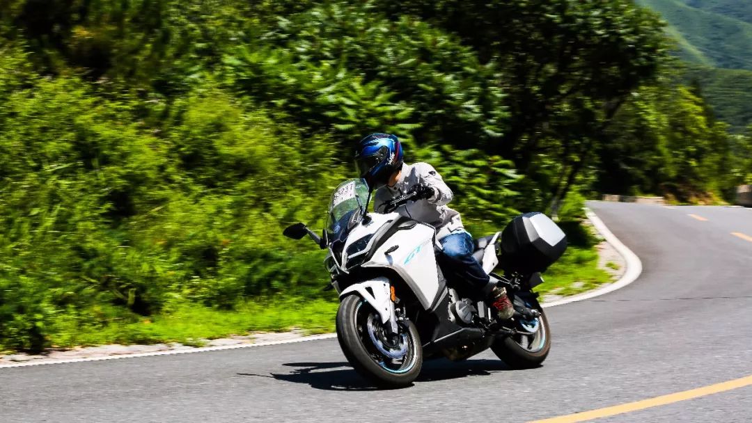 车评:春风650GT,一款自带“嗨”点的运动旅行车