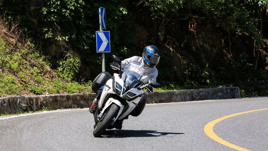 车评:春风650GT,一款自带“嗨”点的运动旅行车