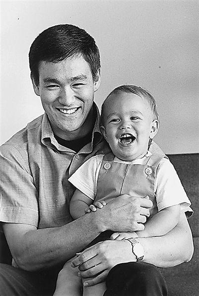 李小龙和儿子李国豪的珍贵合影:最后一张照片令无数人心碎