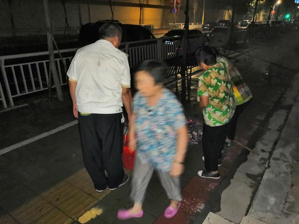 凌晨在路边烧纸钱，三位大妈被巡防队员劝阻