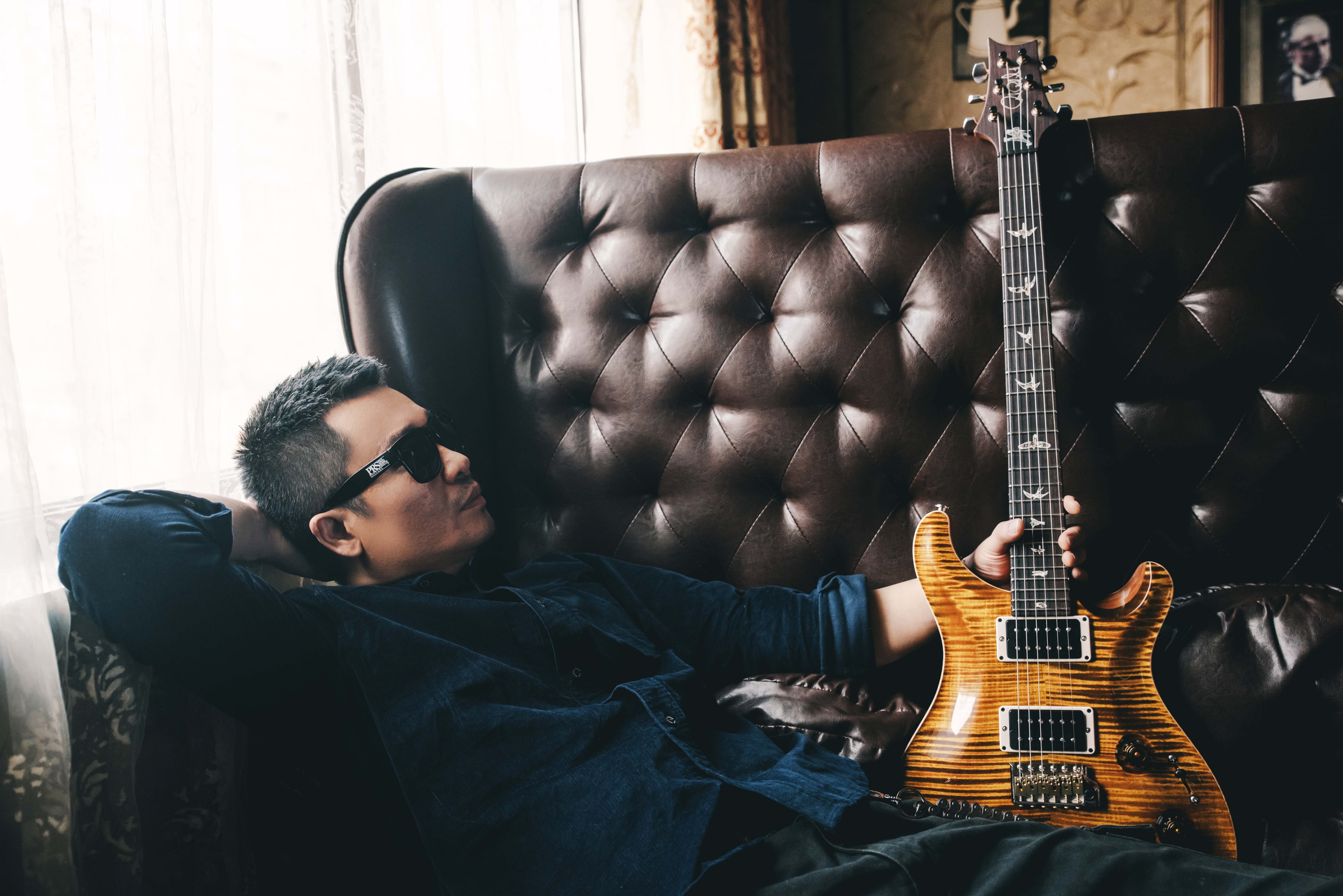 "绝世高手的称手新兵器"- 吉他大师李延亮获赠prs定制款新琴