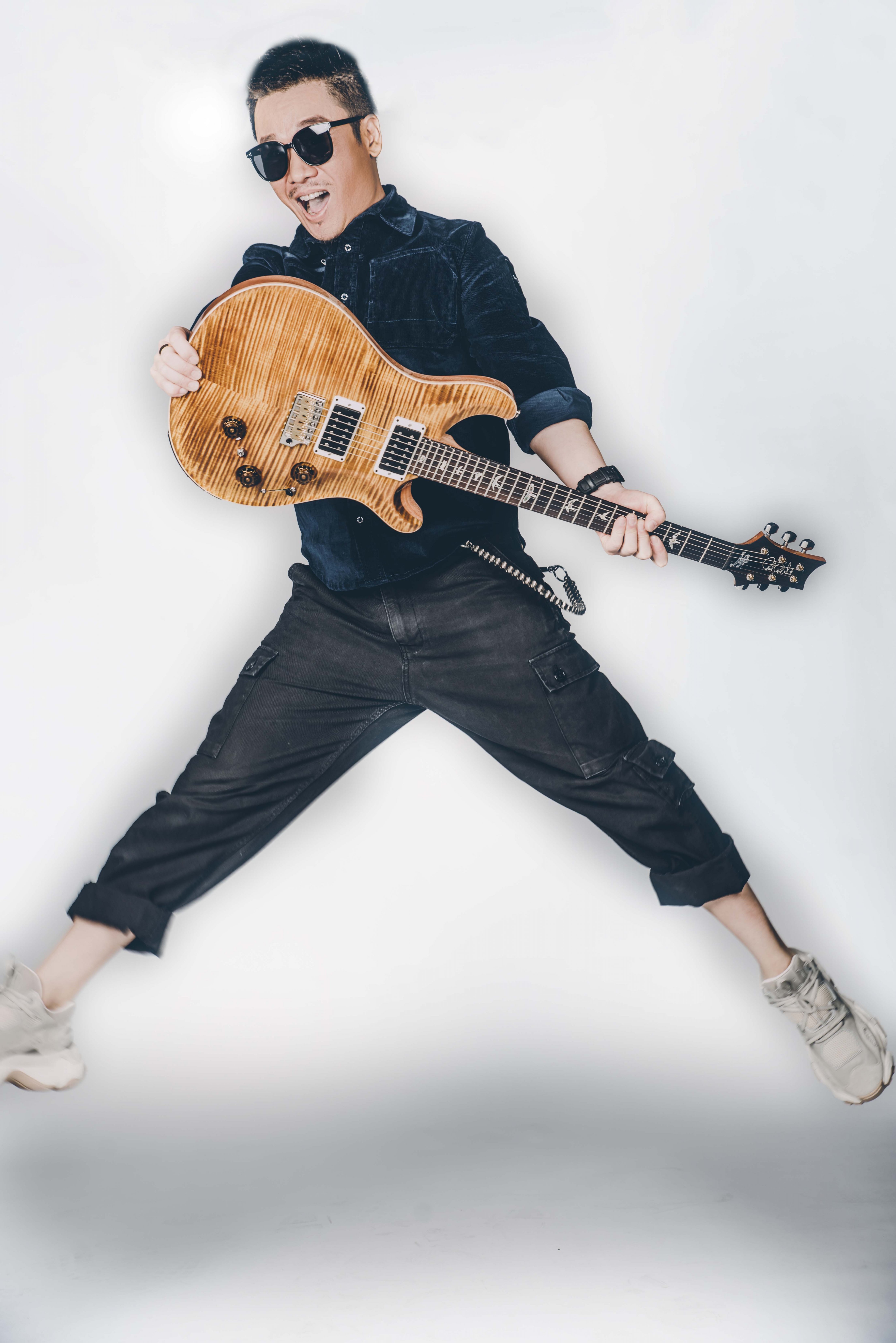 "绝世高手的称手新兵器"- 吉他大师李延亮获赠prs定制款新琴