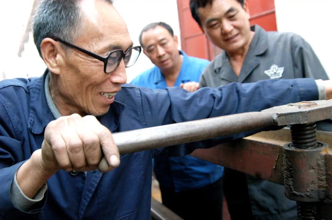 优秀技术工人待遇高，但找不到？本科生太多，不顶事，你怎么看？