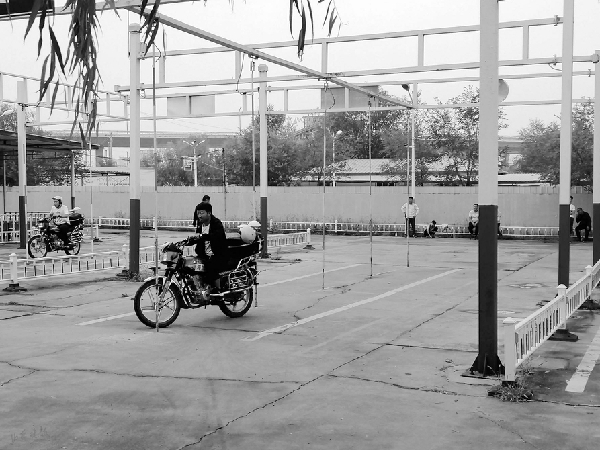 太原悄然兴起学摩托车本热交警提醒：要谨慎驾驶