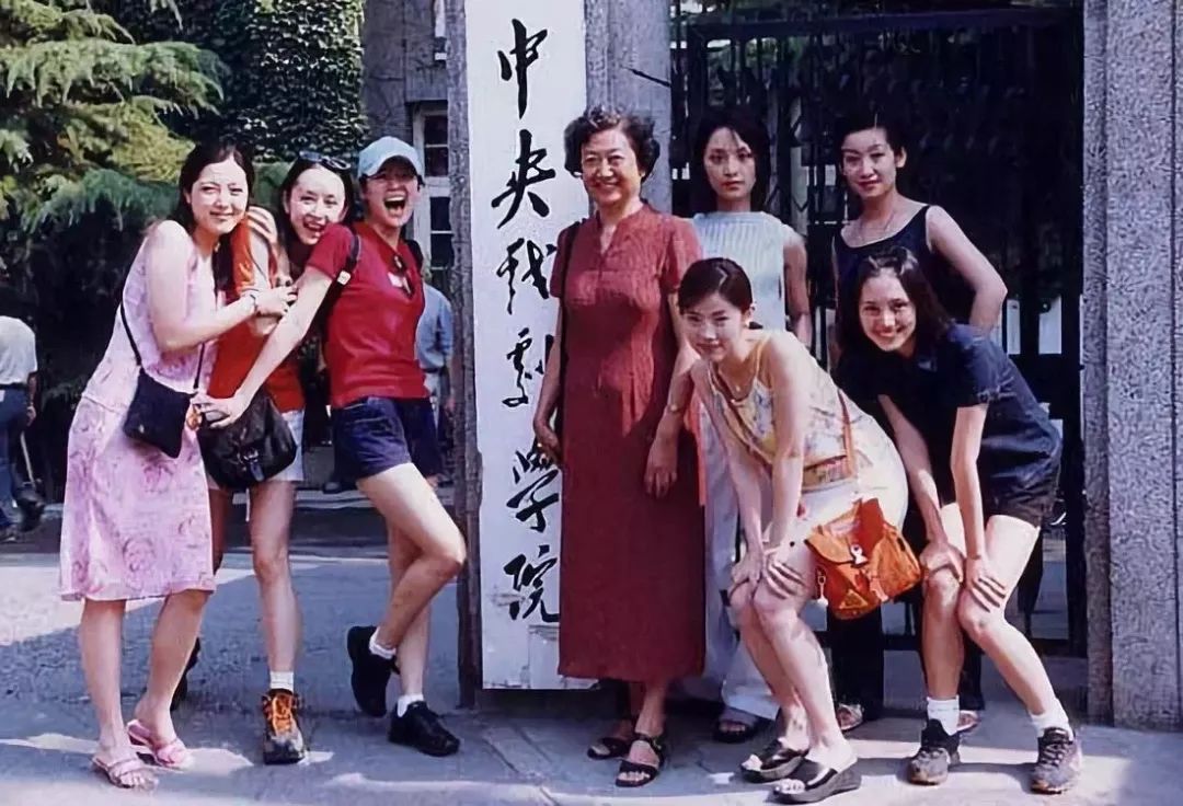 章子怡晒同学聚会照片：中戏96级的姑娘们，太牛了