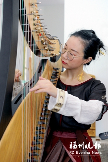 福州90后“箜篌姑娘”玩转非遗古乐器