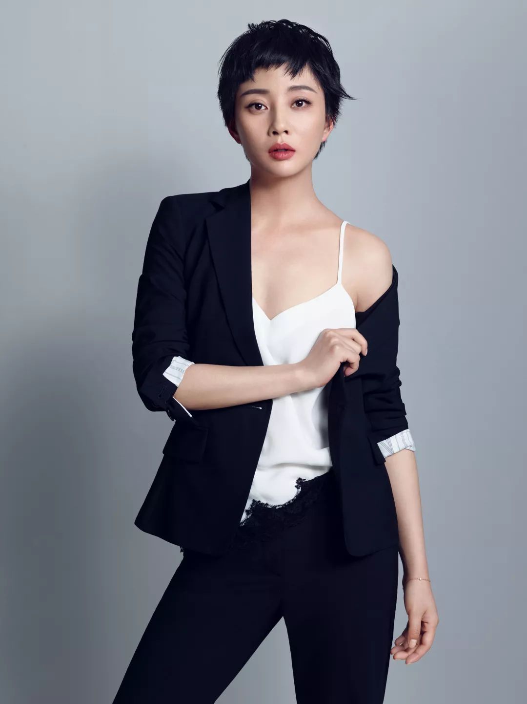 殷桃正面开怼唐嫣"少女感",30 女明星只有少女脸一条路?