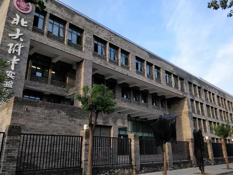 校园装修环评质量未过关仓促入学？北大附中实验学校逾百名初中生身体现异常