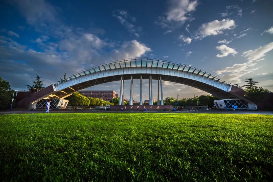 跟小编走吧！小编带你看看河南高校的大门！你最喜欢哪个高校的大门？