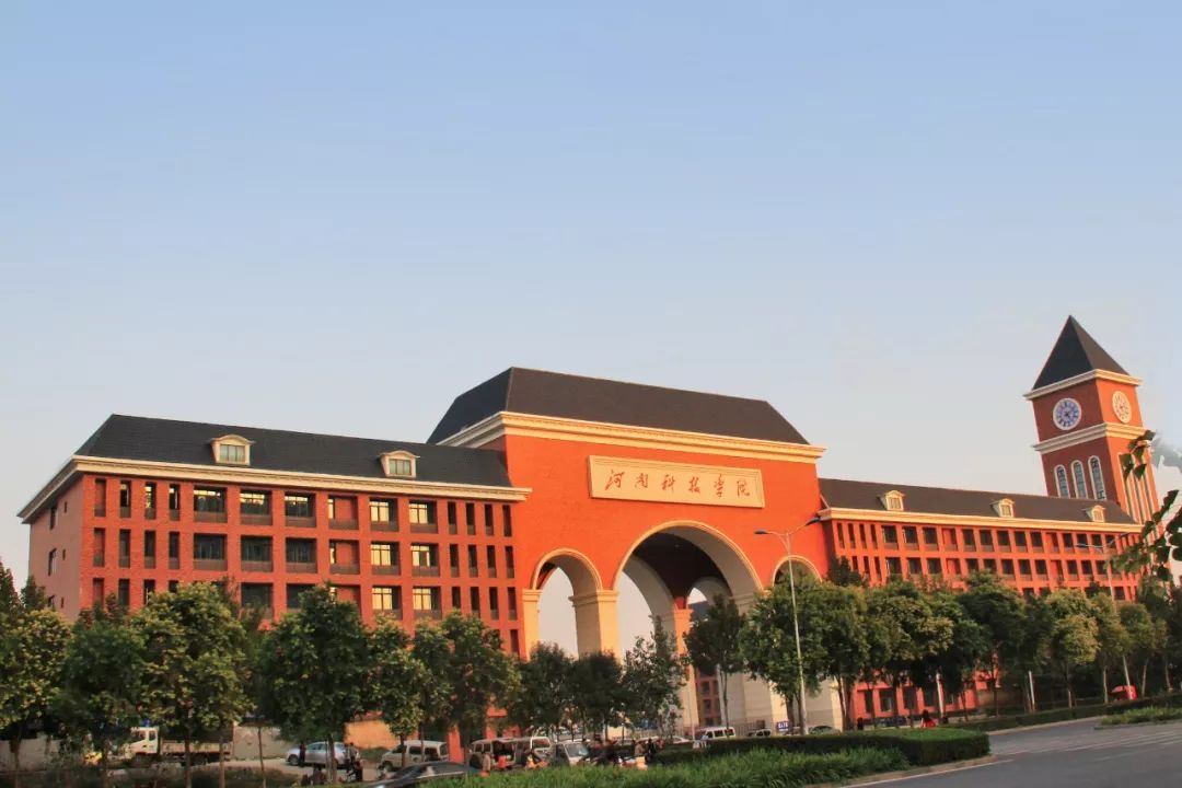 跟小编走吧！小编带你看看河南高校的大门！你最喜欢哪个高校的大门？