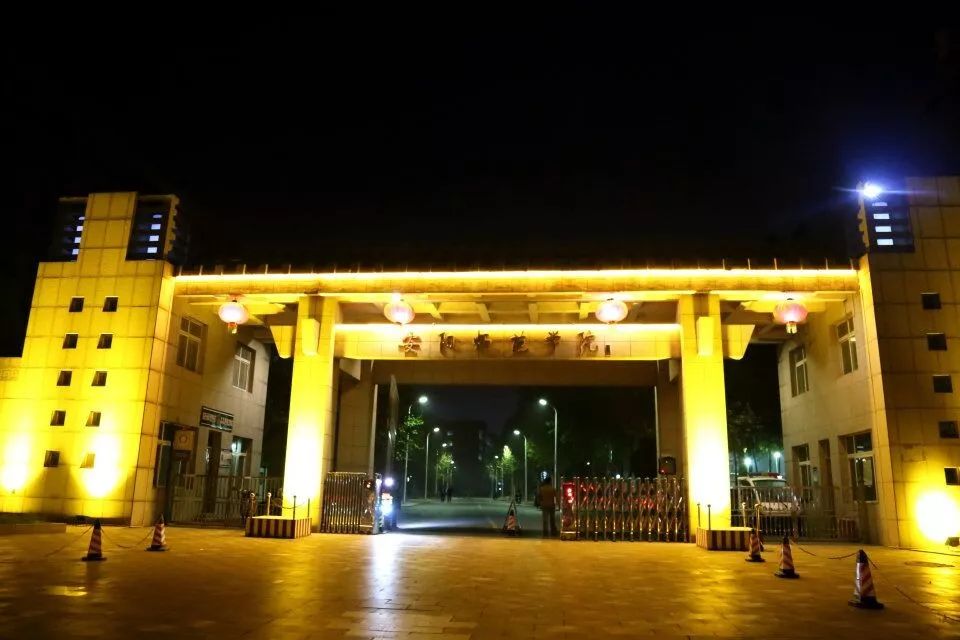 跟小编走吧！小编带你看看河南高校的大门！你最喜欢哪个高校的大门？