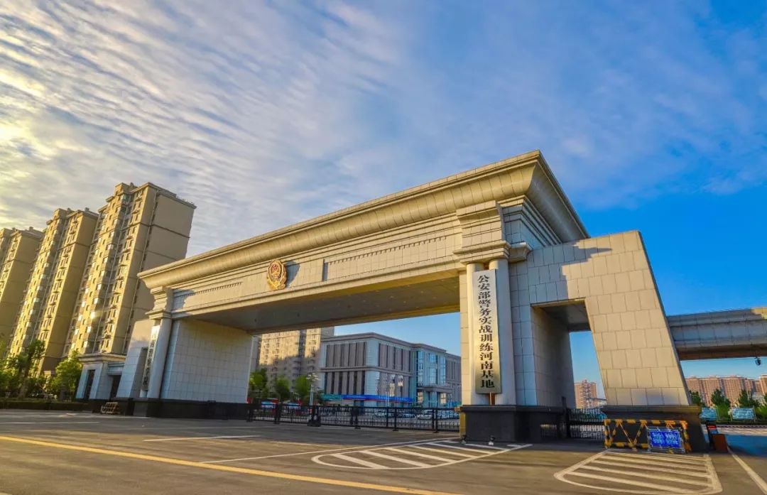 跟小编走吧！小编带你看看河南高校的大门！你最喜欢哪个高校的大门？